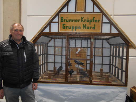 Heinz H�neke vor seiner Voliere in Hannover 2018